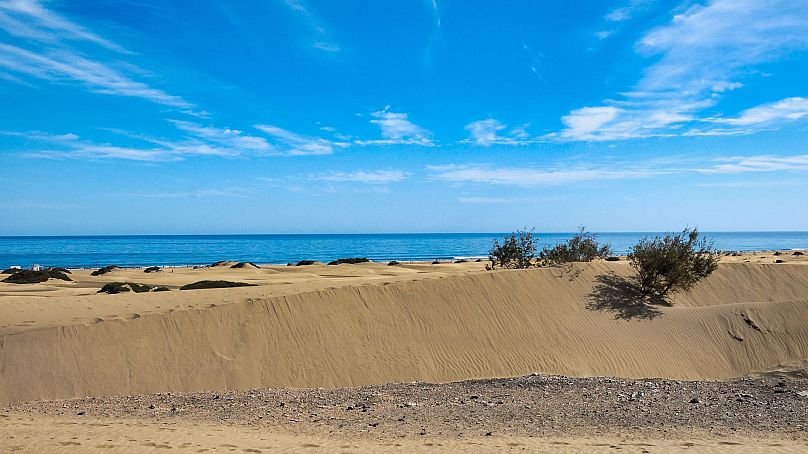 Frágiles dunas de arena, la playa y el mar en Maspalomas, Gran Canaria