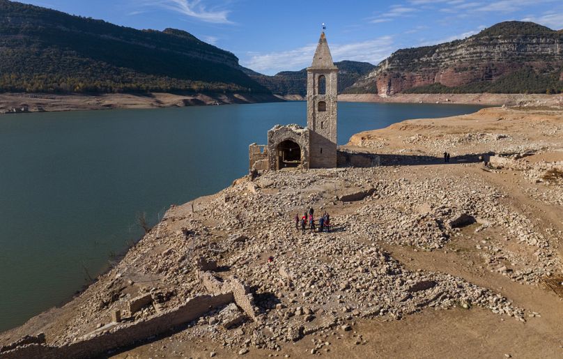 Les vestiges d'un ancien village, habituellement recouverts par l'eau, sont visibles à l'intérieur du réservoir de Sau, à Vilanova de Sau, en Catalogne, en Espagne.