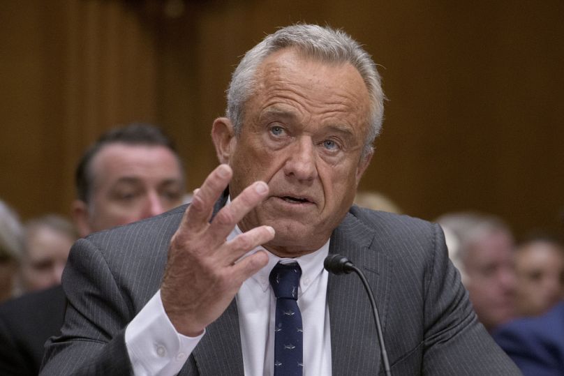 Robert F. Kennedy Jr., nominowany przez prezydenta Trumpa na stanowisko sekretarza ds. zdrowia i usług społecznych, składa zeznania przed Senacką Komisją.