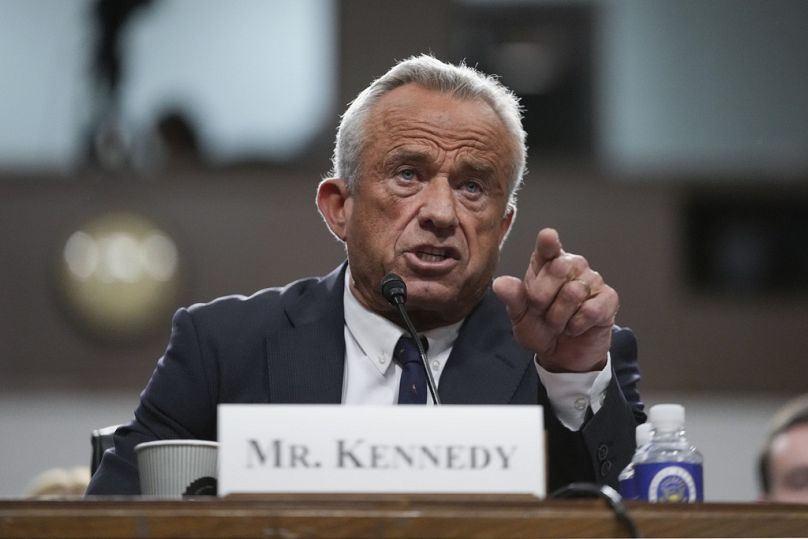 Robert F. Kennedy Jr., nominowany przez prezydenta Trumpa na stanowisko sekretarza ds. zdrowia i usług społecznych, składa zeznania przed Senacką Komisją ds. Zdrowia, Edukacji