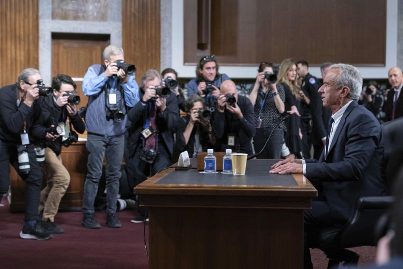 Robert F. Kennedy Jr., nominowany przez prezydenta Trumpa na stanowisko sekretarza ds. zdrowia i usług społecznych, składa zeznania przed Senacką Komisją.