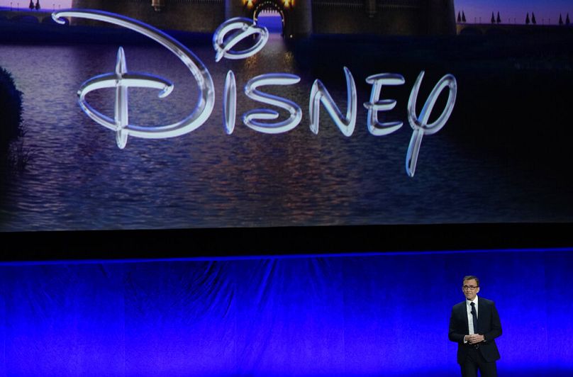 Tony Chambers, wiceprezes wykonawczy ds. dystrybucji kinowej w Walt Disney Studios, przemawia ze sceny podczas prezentacji Walt Disney Studios na CinemaCon 2022.