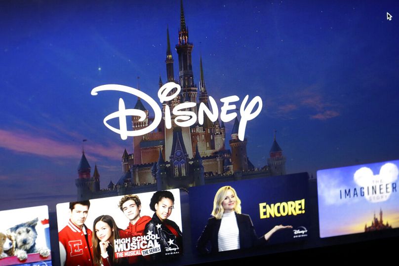 Logo Disneya wyświetla się w menu usługi strumieniowej filmów i rozrywki Disney Plus na komputerze.