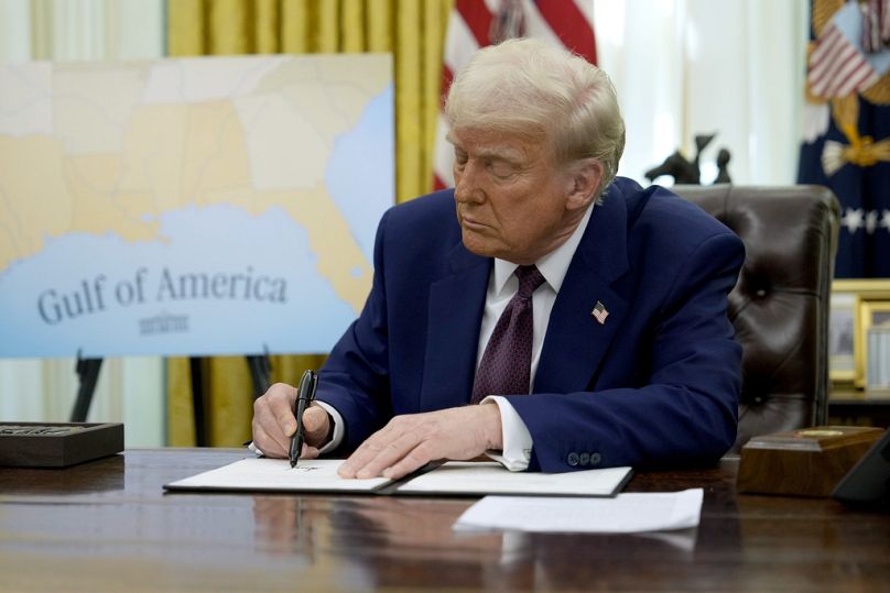 Prezydent Donald Trump podpisuje rozporządzenie wykonawcze w Gabinecie Owalnym Białego Domu.