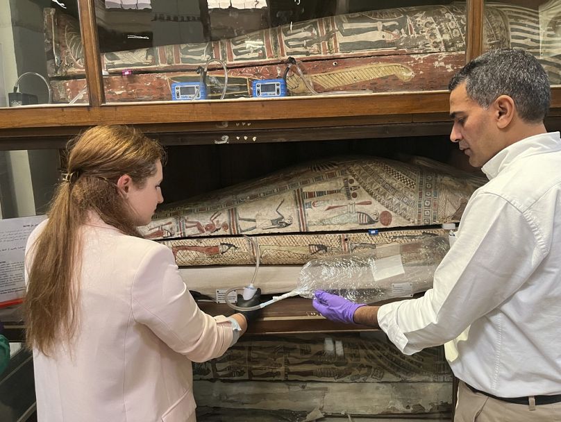 Emma Paolin, doctorante à l'université de Ljubljana, met en place un échantillonnage actif de l'air à l'aide de tubes absorbants et de pompes.