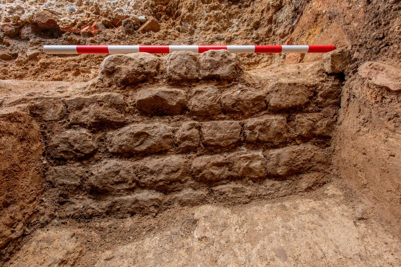 Une section du mur nouvellement excavé de la basilique romaine de Londres. 