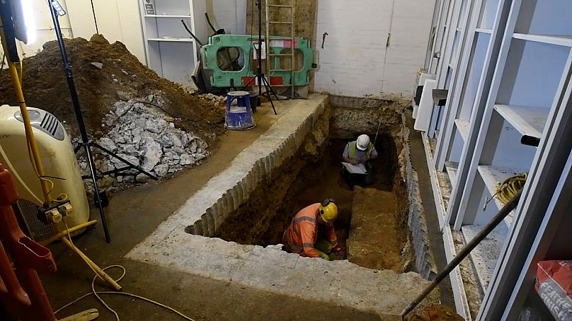 Archäologen graben eine Testgrube am Fundort Gracechurch Street 85