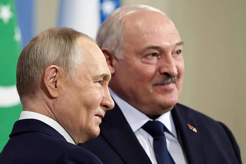 Vladimir Poutine et Alexandre Loukachenko posent pour une photo lors de la réunion de la Communauté des États indépendants (CEI) à Igora, en Russie, mercredi 25 décembre 2025