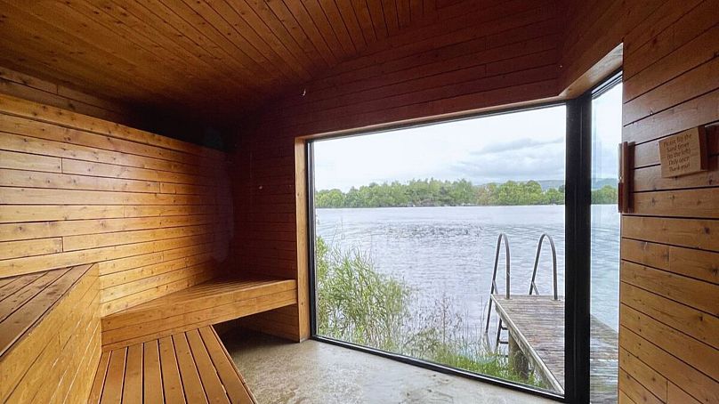 La sauna al Finn Lough offre una bella vista sulla natura