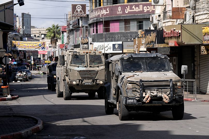 سيارات جيب تابعة للجيش الإسرائيلي تتحرك داخل مدينة نابلس في الضفة الغربية خلال عملية اقتحام، الأحد، 22 سبتمبر/أيلول 2024
