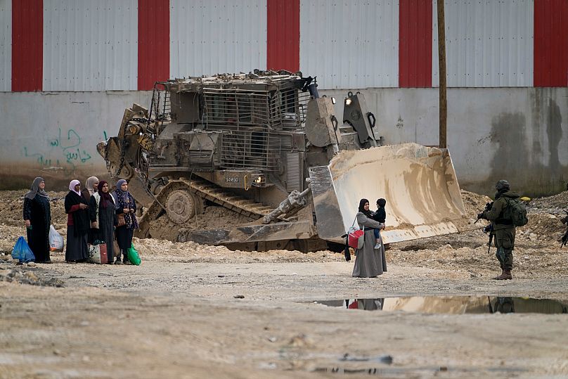 Soldati israeliani effettuano controlli nel campo profughi palestinese di Nour Shams a Tulkarem, in Cisgiordania