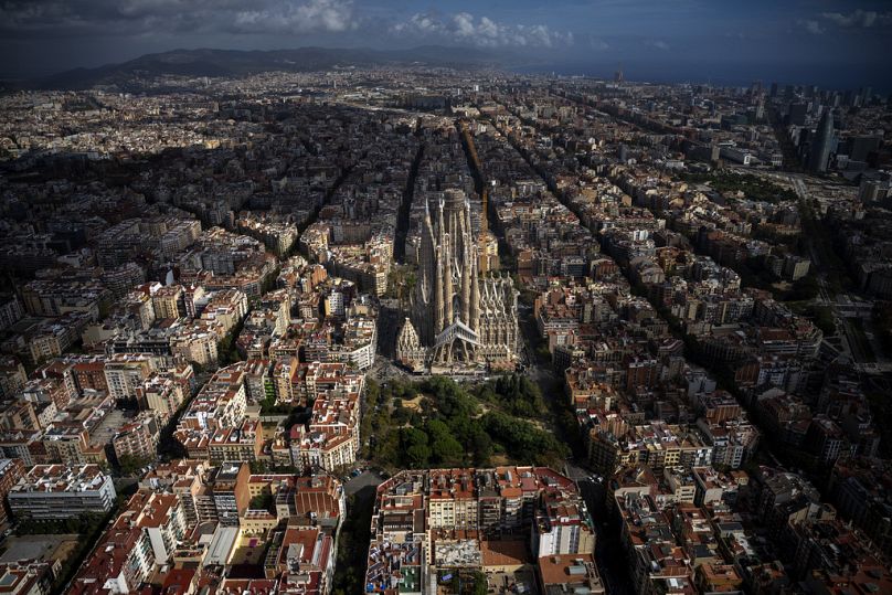 Archivo: Vista de la Basílica de la Sagrada Familia diseñada por el arquitecto Antoni Gaudí en Barcelona, ​​​​España, el miércoles 16 de octubre de 2024.