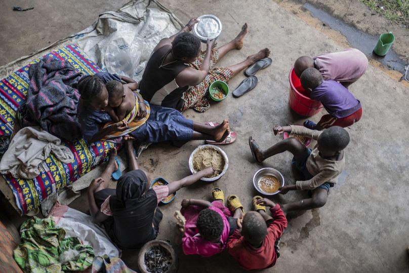 Kryzys humanitarny w DRK, matka i jej siedmioro dzieci dzielą się posiłkiem, 5.02.2025