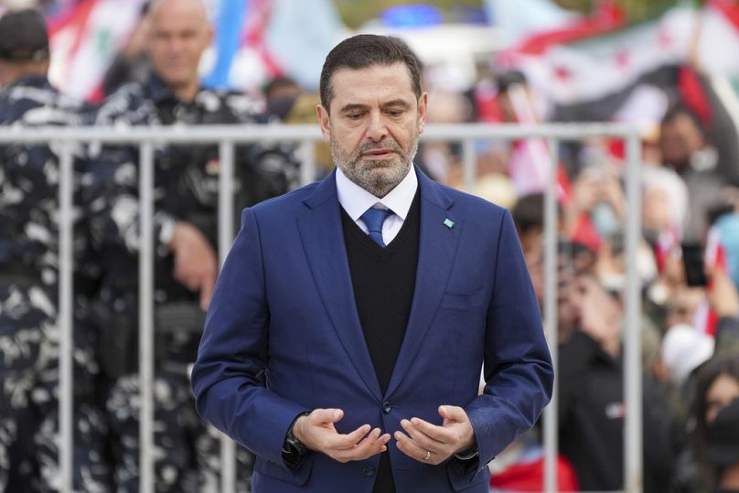 سعد الحريري يتلو الفاتحة والدعاء عند قبر والده