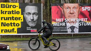 Un manifesto elettorale dei liberaldemocratici (Fdp) con l'ex ministro delle Finanze Lindner e uno dei socialdemocratici (Spd) con il cancelliere Scholz