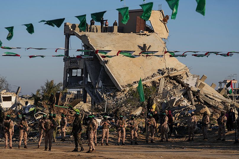 مقاتلون من حماس يتخذون موقعًا قبل إطلاق سراح الرهائن في خان يونس، قطاع غزة، السبت 15 فبراير/شباط 2025