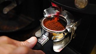 Архив: Кофе готовится в кофейне Vigilante Coffee, среда, 1 сентября 2021 года, в Колледж-Парке, штат Мэриленд.