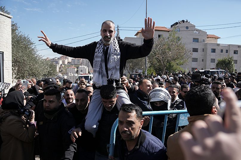استقبال الأسرى الفلسطينيين بعد إطلاق سراحهم من السجون الإسرائيلية في مدينة رام الله بالضفة الغربية، السبت 15 فبراير/شباط 2025
