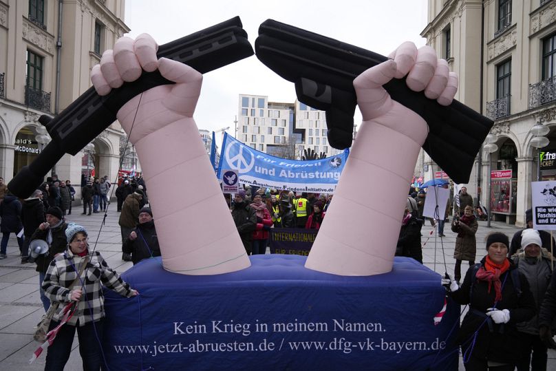 Protestujący maszerują podczas demonstracji przeciwko Konferencji Bezpieczeństwa Monachijskiego.