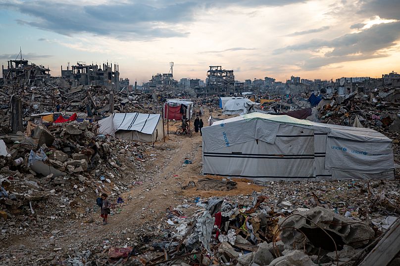 Macerie dopo l'attacco aereo e terrestre di Israele a Jabalia, nella striscia di Gaza, martedì 11 febbraio 2025