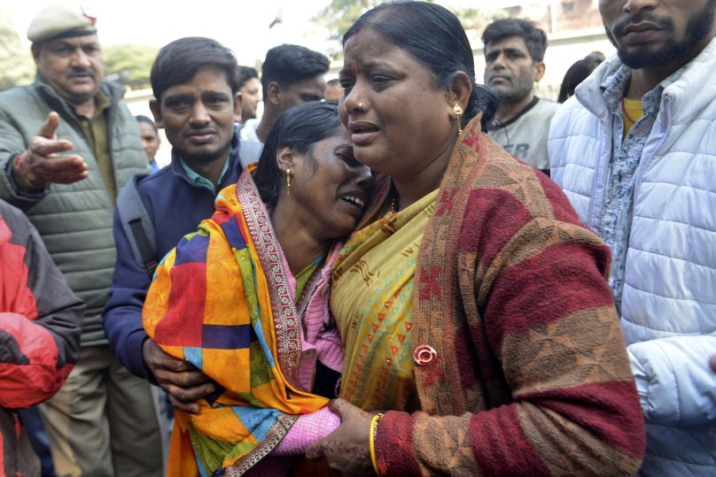 Parenti di una passeggera morta alla stazione ferroviaria di New Delhi, 16 febbraio 2025