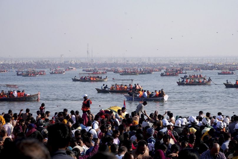 FILE - Devoti indù, che fanno il bagno rituale durante la festa di Mahakumbh a Prayagraj nello stato dell'Uttar Pradesh, 9 febbraio 2025