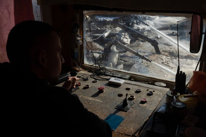 Un trabajador controla la extracción de tierras raras en una mina de Kirovohrad, Ucrania, miércoles 12 de febrero de 2025.