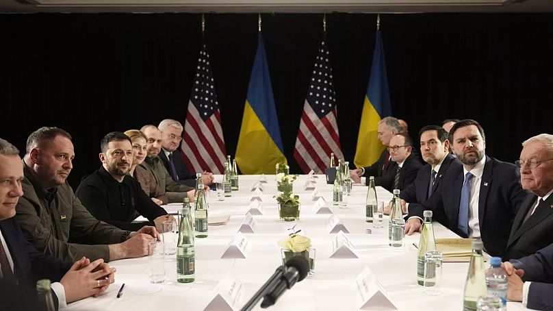 Zelenszkij ukrán elnök - vele szemben JD Vance amerikai alelnök és Marco Rubio külügyminiszter