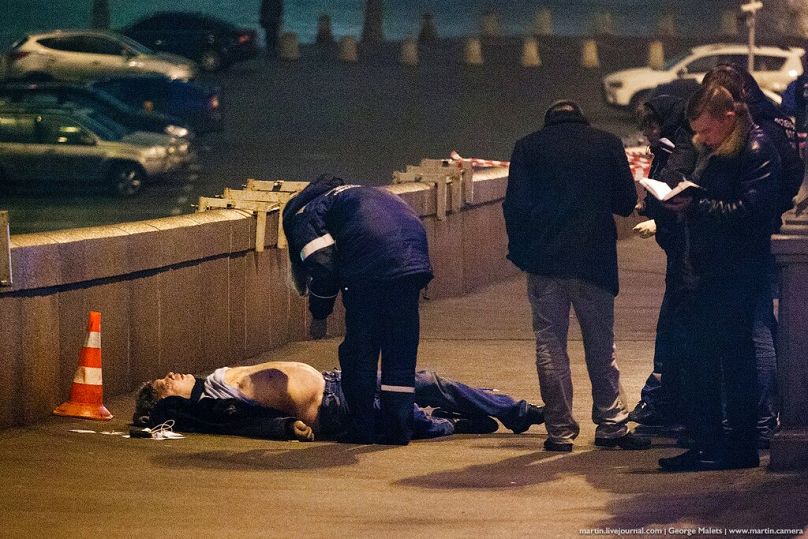 La policía investiga el cuerpo de Boris Nemtsov, en la Plaza Roja de Moscú, Rusia. Sábado 28 de febrero de 2015. 28, 2015.