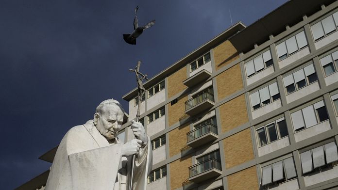 Papa Francesco, terza notte trascorsa in modo tranquillo al policlinico Gemelli