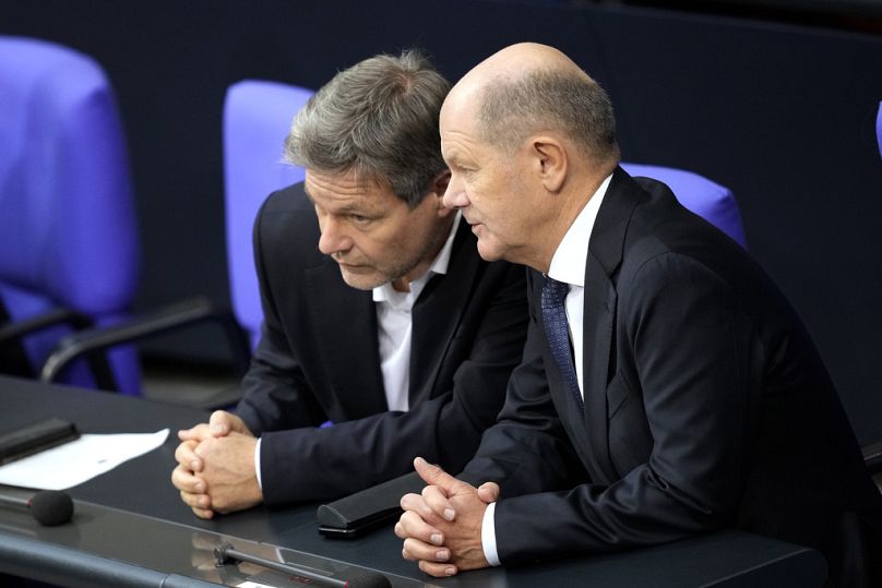 Kanclerz Niemiec Olaf Scholz (z prawej) rozmawia z niemieckim ministrem gospodarki i klimatu oraz liderem Zielonych Robertem Habeckiem 