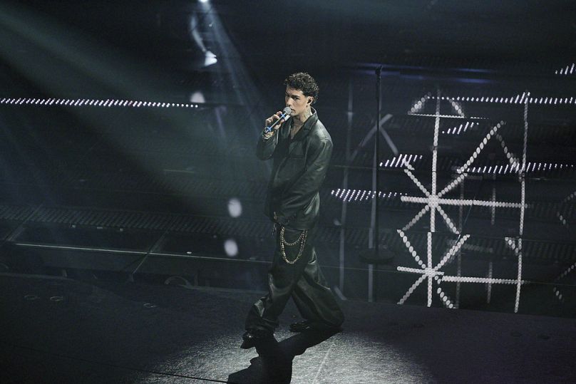 Tony Effe śpiewa na scenie podczas trzeciego wieczoru 75. edycji Włoskiego Festiwalu Piosenki Sanremo, 2025 r.