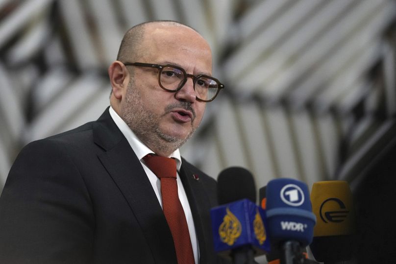 Minister spraw zagranicznych Belgii (obecnie minister spraw wewnętrznych), Bernard Quintin rozmawia z mediami w Brukseli, 2024 r.