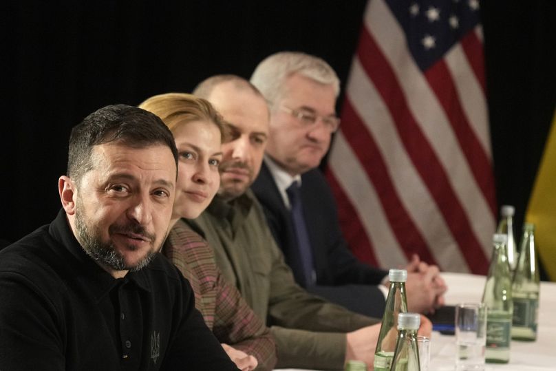 Prezydent Ukrainy Wołodymyr Zełenski, po lewej, bierze udział w spotkaniu z wiceprezydentem Stanów Zjednoczonych JD Vance'em podczas Monachijskiej Konferencji Bezpieczeństwa.
