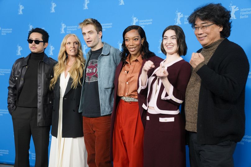 Steven Yeun, Toni Collette, Robert Pattinson, Naomi Ackie, Anamaria Vartolomei and director Bong Joon-ho à la Berlinale