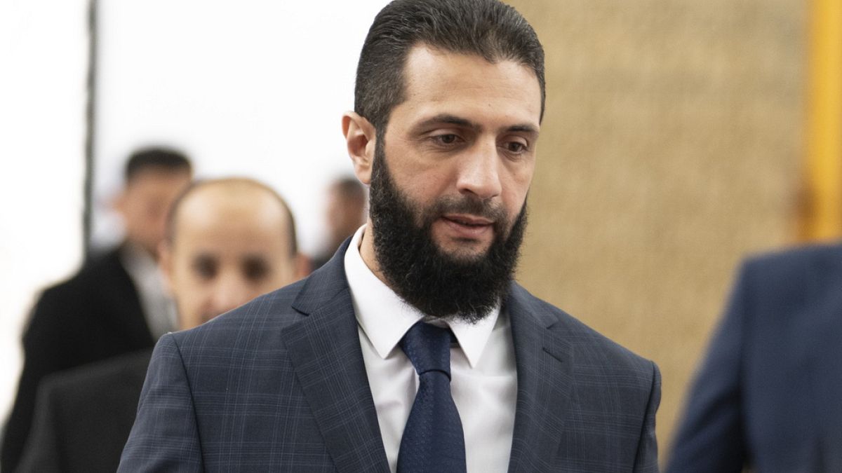 أحمد الشرع يصل اللاذقية معقل آل الأسد في أول زيارة له منذ الإطاحة بالنظام.. فكيف استقبلته المدينة؟