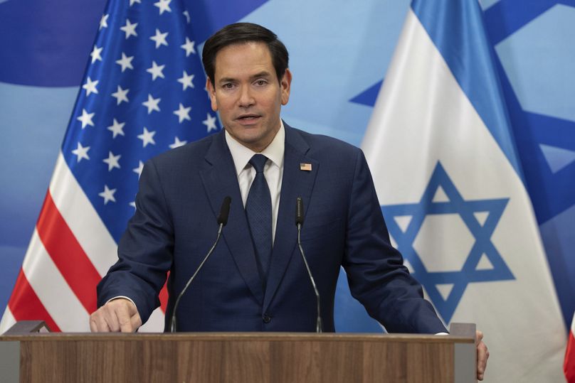 O secretário de Estado dos EUA, Marco Rubio, participa numa conferência de imprensa conjunta com o primeiro-ministro israelita, Benjamin Netanyahu, em Jerusalém.