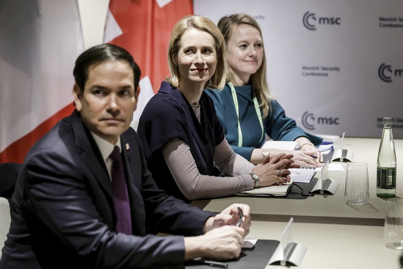 Le secrétaire d'État américain Marco Rubio, et la responsable de la politique étrangère de l'Union européenne Kaja Kallas (au centre) à Munich