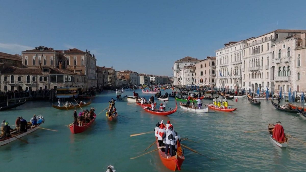 Début du carnaval de Venise 2025 avec une parade nautique colorée