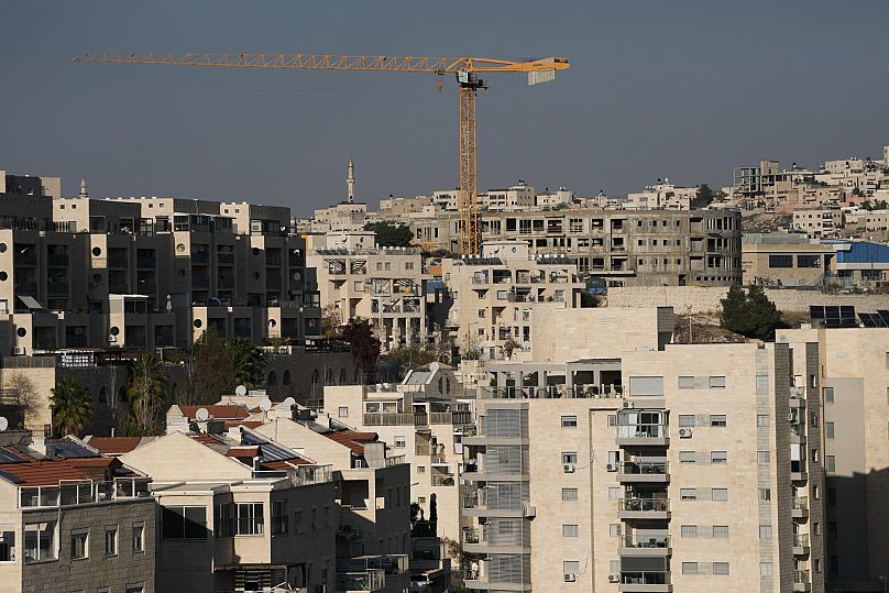 رافعة تقف في موقع بناء في مستوطنة هار حوما، وهي مستوطنة إسرائيلية في القدس الشرقية، الثلاثاء، 4 فبراير/شباط 2025