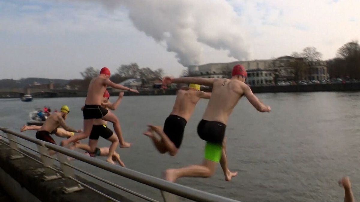 Les nageurs bravent les eaux glacées de la Meuse à Huy