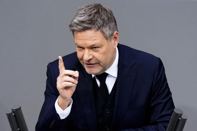 Robert Habeck német gazdasági miniszter pár héttel ezelőtt a kiszámíthatatlan amerikai kereskedelempolitikát tette felelőssé a kedvezőtlenebb 2025-ös gazdasági kilátásokért