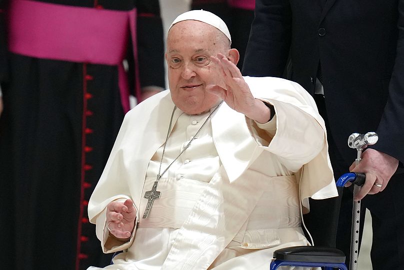 Le pape François arrive à l'audience générale hebdomadaire dans la salle Paul VI, au Vatican, le mercredi 12 février 2025.