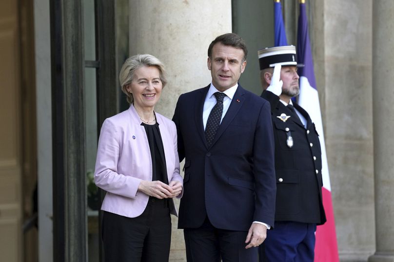 Prezydent Francji Emmanuel Macron (po prawej) wita przewodniczącą Komisji Europejskiej Ursulę von der Leyen, gdy przybywa na nieformalny szczyt w Paryżu, 2025 r.