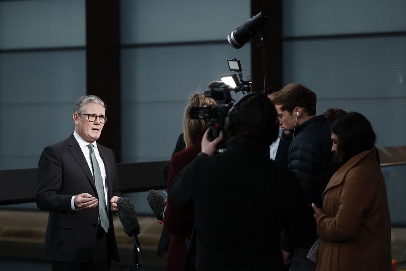 Premier Wielkiej Brytanii Keir Starmer przemawia podczas wywiadu po spotkaniu z liderami biznesu w centrum Londynu, 2025 r.