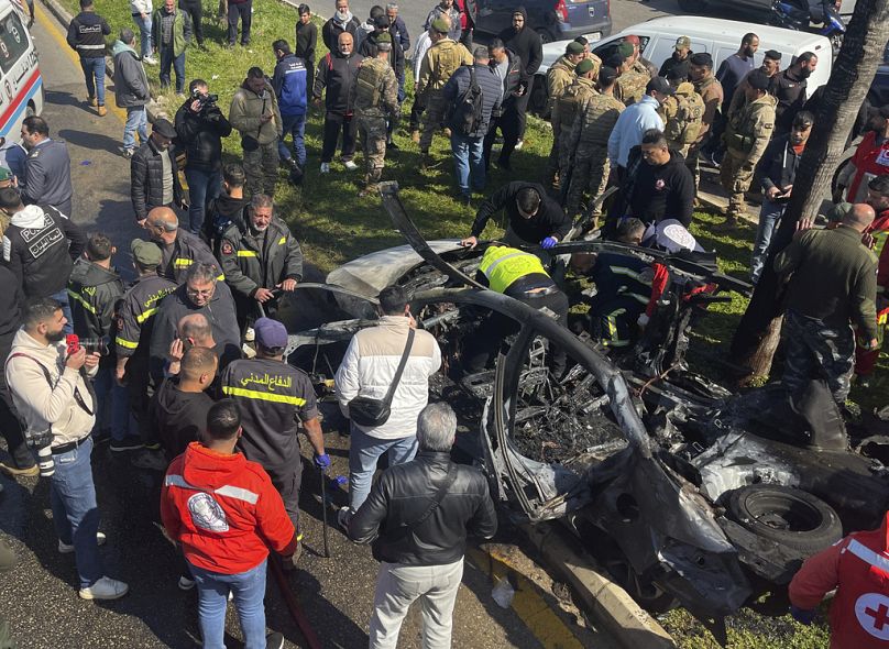 Los restos de un automóvil quemado que fue blanco de un ataque con aviones no tripulados israelíes se ven en la ciudad costera de Sidón, en el sur del Líbano.