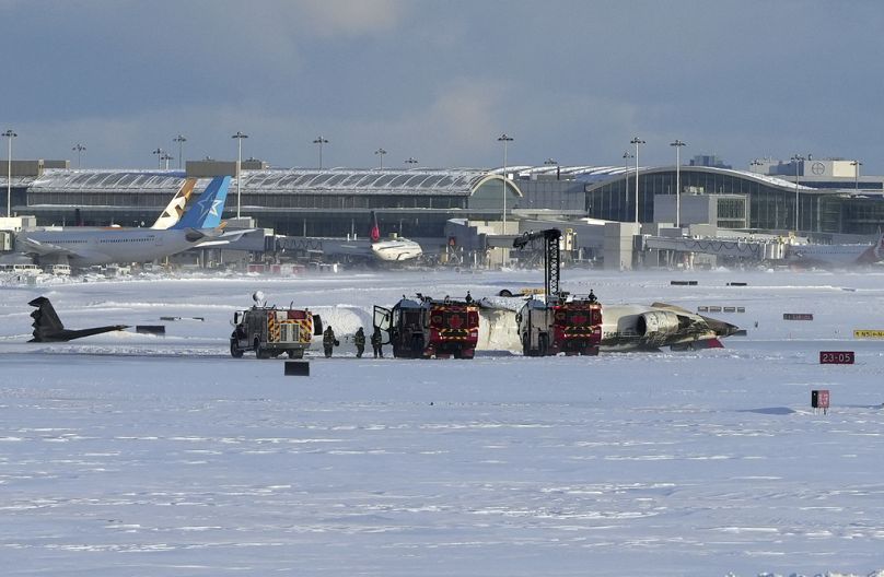 Feuerwehrleute des internationalen Flughafens Pearson arbeiten am Montag, 17. Februar 2025, in Toronto.