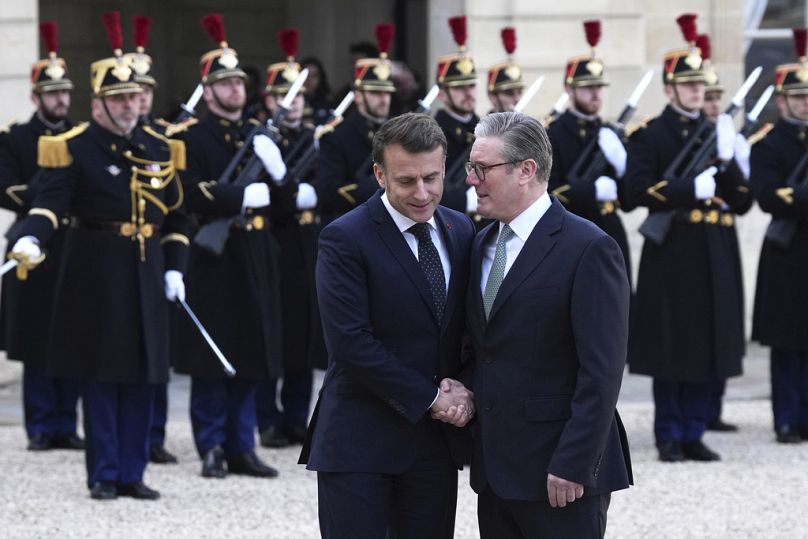 Emmanuel Macron et Keir Starmer dans la cour de l'Elysée 