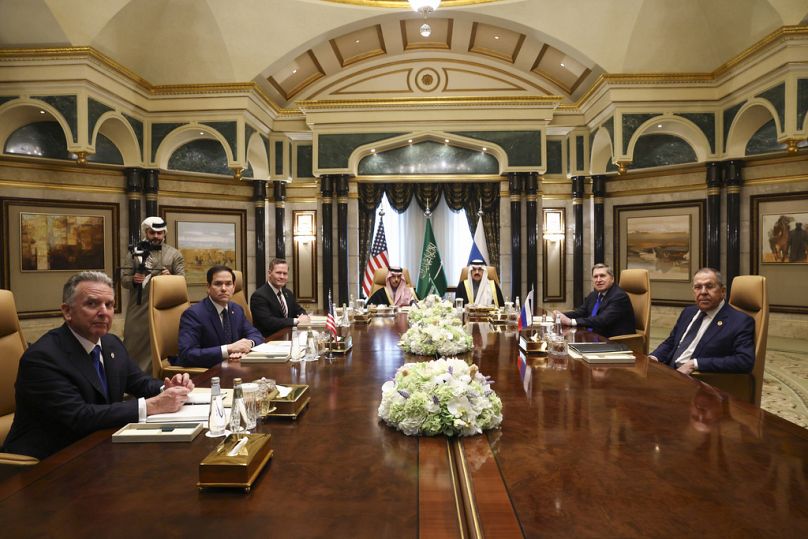 Az amerikai és az orosz delegáció Rijádban