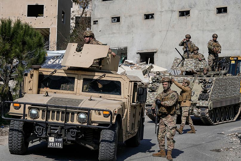 جنود لبنانيون يدخلون حيًا في قرية عيترون جنوب لبنان، لبنان، الاثنين، 27 يناير/كانون الثاني، 2025